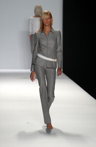 1296814901_CarolinaHerrera2002WomenRTW6.thumb.jpg.d63c44689f1152c53d25d425eb677f30.jpg