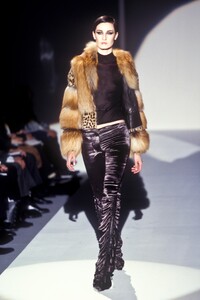 1303904543_Gucci1999WomenRTW48.thumb.jpg.169478b2cfd9495224df0f64f6bf042d.jpg