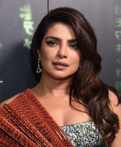 1333635263_priyankachoprainstraplessgownatthematrixresurrectionssanfranciscopremiere24.thumb.jpg.45e4e5732d29fbd1b1e58e5c40cbb41b.jpg