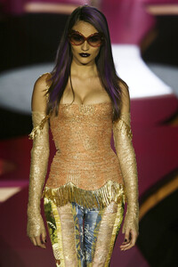 1345560641_GianniVersace2002HauteCouture12.thumb.jpg.bc47d61481301bc275a7d0d34d29e5e6.jpg