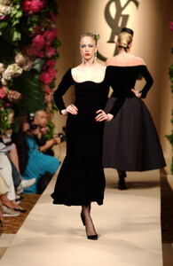 1373346604_YvesSaintLaurent2001HauteCouture82.thumb.jpg.4099d94f9f6898f2af4a7e1817386c52.jpg