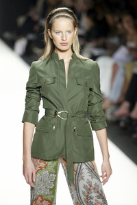 137513984_CarolinaHerrera2003WomenRTW3.thumb.jpg.3c86cea3d4a2685580a82a67b50e3f52.jpg