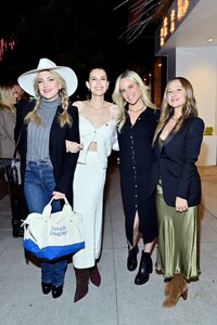Kate Hudson @ The Favorite Daughter Store Opening in L.A. 13.12.2021 05.jpg