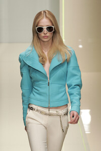 137815694_Versace2005WomenFW(2).thumb.jpg.95f5225180f9fdafdca211ab1dfb0450.jpg