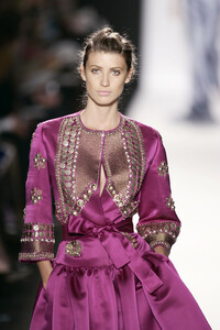 1384594517_OscardelaRenta2005WomenRTW10.thumb.jpg.b9d05ffd34118e296e4f1d9d38563671.jpg