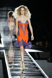 1384783802_GianniVersace2002HauteCouture56.thumb.jpg.949306751cecb06a68a5473c7eb28900.jpg