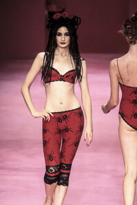 1419957972_BetseyJohnson1999WomenRTW30.thumb.jpg.aab695ad122ba25e5620139f79902192.jpg