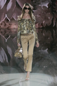 1420459894_Versace2006WomenRTW6.thumb.jpg.2b0519a8ba6ceb9cec4e34c44b57fbed.jpg