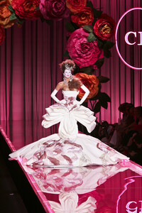 1426743119_ChristianDior2004HauteCouture409.thumb.jpg.5d7f4c415370d4fb8479dd74022d5273.jpg