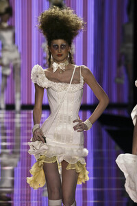 1458138567_JohnGalliano2004WomenRTW17.thumb.jpg.188166b69974a02c7d7e8b432bdbe14e.jpg