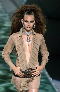 1458161715_Versace2003Menswear7.thumb.jpg.2af05cdc0b8d6aa4f9b9b6a5d106c7e6.jpg