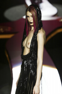 146151410_GianniVersace2002HauteCouture138.thumb.jpg.36cd06c09be2a87c0d4a7d4609d1db42.jpg