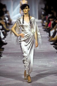 1529612506_EmanuelUngaro2000HauteCouture68.thumb.jpg.579e734b7cd73b57c261b9fee20303db.jpg