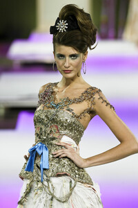1537040115_ChristianLacroix2004HauteCouture214.thumb.jpg.57acc23c6b6fe779d7effdd7631e72f3.jpg