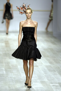 1537858611_Blumarine2003WomenRTW39.thumb.jpg.7b30eea52e1023751ab5b03e006109b6.jpg