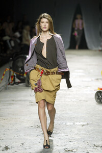 1542975999_VivienneWestwood2003WomenRTW65.thumb.jpg.de88c4b6c8bc53cb1bdc62466e9f79eb.jpg