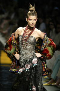 1543724861_EmanuelUngaro2002HauteCouture78.thumb.jpg.21759c2f52140730e12b0cad86eefa4c.jpg