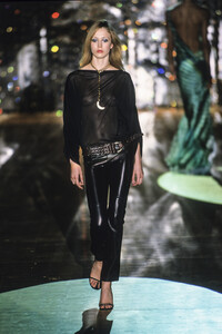 1543941469_RobertoCavalli2001WomenRTW3.thumb.jpg.9da6d861bf6dc60a00162353510db987.jpg