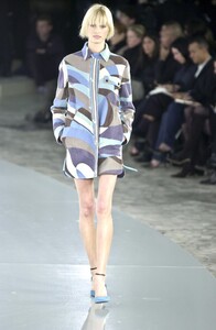 1552775356_EmilioPucci2001WomenRTW33.thumb.jpg.03107fce26db8ea28534e59db8683152.jpg