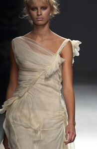 1555015553_AlbertaFerretti2002WomenRTW60.thumb.jpg.ccd248f486e3d1e95491247a6a1fc8d4.jpg