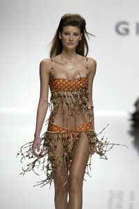 1555307593_Givenchy2003WomenRTW57.thumb.jpg.5104336d5610c2632fd92e190ee0ce3f.jpg