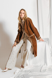 fania-manteau-chaud-confortable-chic-capuchon-agneau-retourne-peau-lainee-elegant lola alcaluzac.jpg