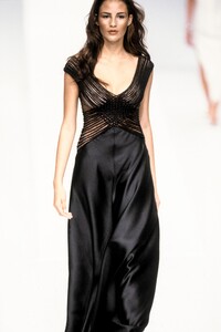 155901315_Valentino1999WomenRTW146.thumb.jpg.583ca86c3375320994c785913613cac5.jpg