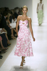 155972291_OscardelaRenta2004WomenRTW21.thumb.jpg.54ea00f72da150b8e9dfe31ce742823b.jpg