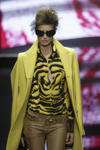 1575916696_Versace2004WomenRTW32.thumb.jpg.19fe337ab88753e0f674c0d643fda80e.jpg