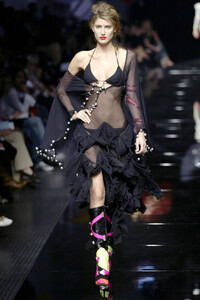 1582117064_AntonioBerardi2004WomenRTW43.thumb.jpg.e51d10ae16ddb8df224db0f0c76607d6.jpg