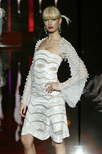 1582896254_Valentino2003HauteCouture266.thumb.jpg.757497f99db095352e4c3827d8cb9af7.jpg