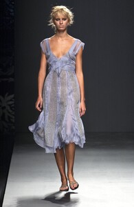 1585443641_AlbertaFerretti2002WomenRTW40.thumb.jpg.349f0c4f01df75cc50066b5974b1a4c6.jpg