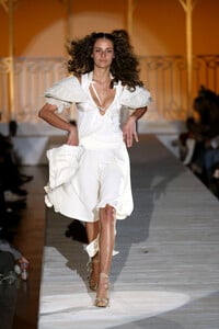 1589020712_AntonioBerardi2003WomenRTW21.thumb.jpg.1b23dfe045297805a5a4dabd826497f1.jpg