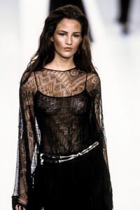 1591106066_Valentino1999WomenRTW75.thumb.jpg.472ab435efe00299804ef0507fccc351.jpg