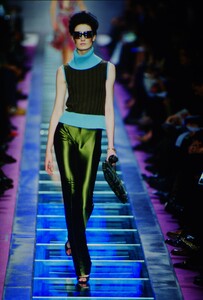 1593293960_versace-fw-2000(3).thumb.jpg.35fd29e7c3c2ff91f87424d749a54d52.jpg