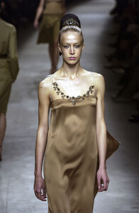 1595687898_Lanvin2003WomenRTW35.thumb.jpg.3631f5813ae39c586f7bafab12db8db7.jpg