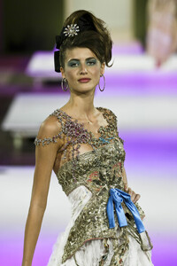 1606298302_ChristianLacroix2004HauteCouture217.thumb.jpg.3dc346be459344c9a0042f9566fa229b.jpg