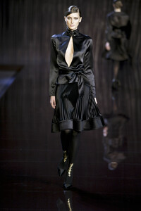 1607658603_Valentino2003WomenRTW61.thumb.jpg.e76365a2780e6a91ecfe345923a5f4c3.jpg
