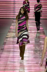 1612779264_Versace2001WomenRTW102.thumb.jpg.9dc3fe98d2cbfe55e577aa21b6b02b05.jpg