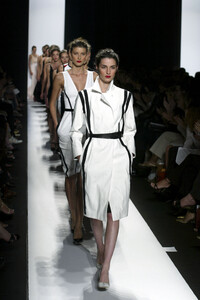 1624691297_NarcisoRodriguez2003WomenRTW44.thumb.jpg.3ed5d405b5896a415cdac76affaf5c00.jpg