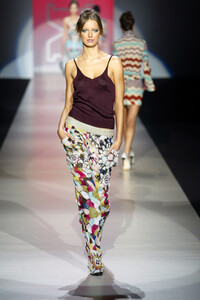 1643514857_Missoni2003WomenRTW41.thumb.jpg.77680705b55386fe504839e9979b689e.jpg