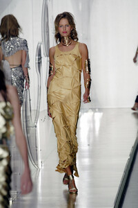 1648384608_Fendi2003WomenRTW89.thumb.jpg.07ea4a9198d1588b031008d258219302.jpg