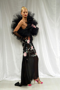 1650879768_EmanuelUngaro2004HauteCouture7.thumb.jpg.953bf583e86a4f111a9d99bee19ac5cc.jpg