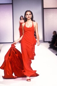1655522869_Valentino2000WomenRTW211.thumb.jpg.b5e83f6d24f262ce23bf7ad88137c53a.jpg