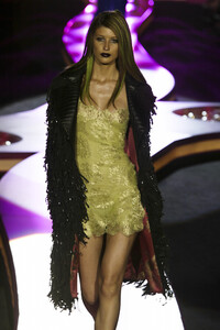 1660184713_GianniVersace2002HauteCouture80.thumb.jpg.ae25de699d7300a291eae7d76086aefb.jpg