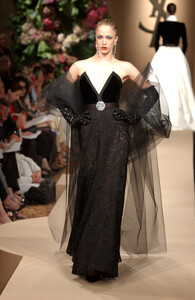 168363282_YvesSaintLaurent2001HauteCouture112.thumb.jpg.4a06ff80a14eaca895a445aeba6226da.jpg