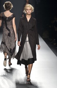 1684057567_AlbertaFerretti2002WomenRTW23.thumb.jpg.d6aa3e67604524886144a885546f9d27.jpg