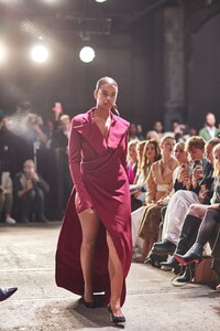 1685125185_vogue_com.au1bc99e5246f40defc6d545e8345798deb.thumb.jpeg.6598a16bd6c6d3e51bbcaf7f2be155df.jpeg