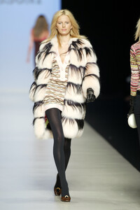 1688618878_Missoni2003WomenRTW67.thumb.jpg.7674aa0e424dcff187dd772fe25fc2e3.jpg