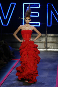 1695573283_Givenchy2002HauteCouture143.thumb.jpg.34c7f0496d7c49fc8b8f1bb64f9563a9.jpg